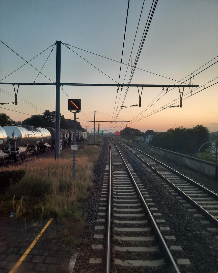 Driver Kortrijk on Train Siding: I enjoy those morning views. Me, with the E406 (Kortrijk - Brussels-Midi - Welkenraedt), and a train FRET SNCF E47821 (Woippy
-...