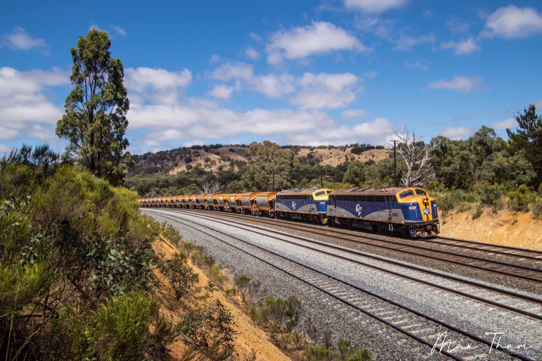 Max Thum on Train Siding: Trundling through the countryside, B76 leads B80 the final few metres until its destination to load up quarry aggregate at Kilmore
East.