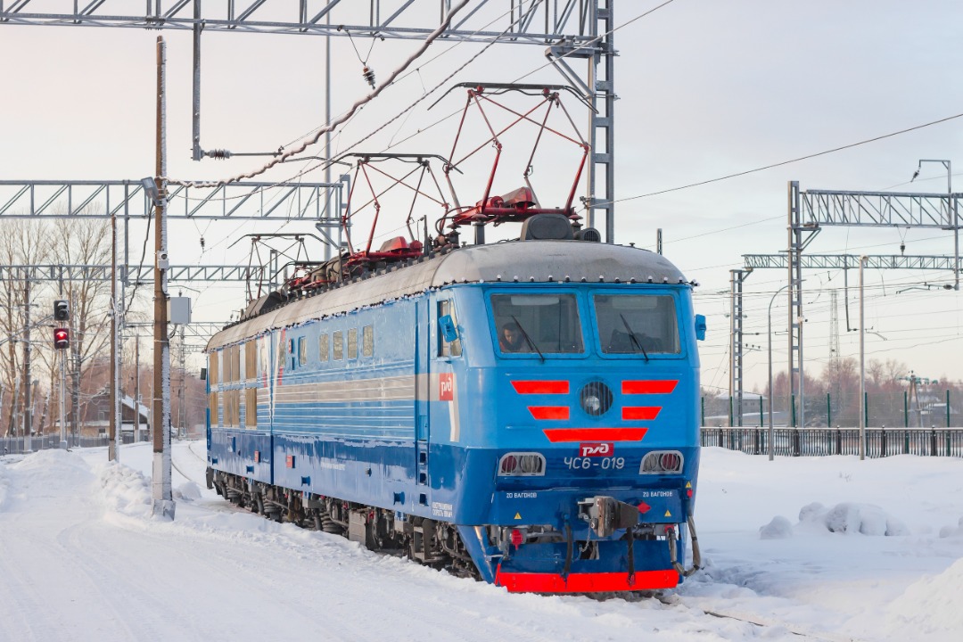 CHS200-011 on Train Siding: The year begins with beauty, namely with the legendary retro electric locomotive ChS6-019, which is laid up until the night, before
the...