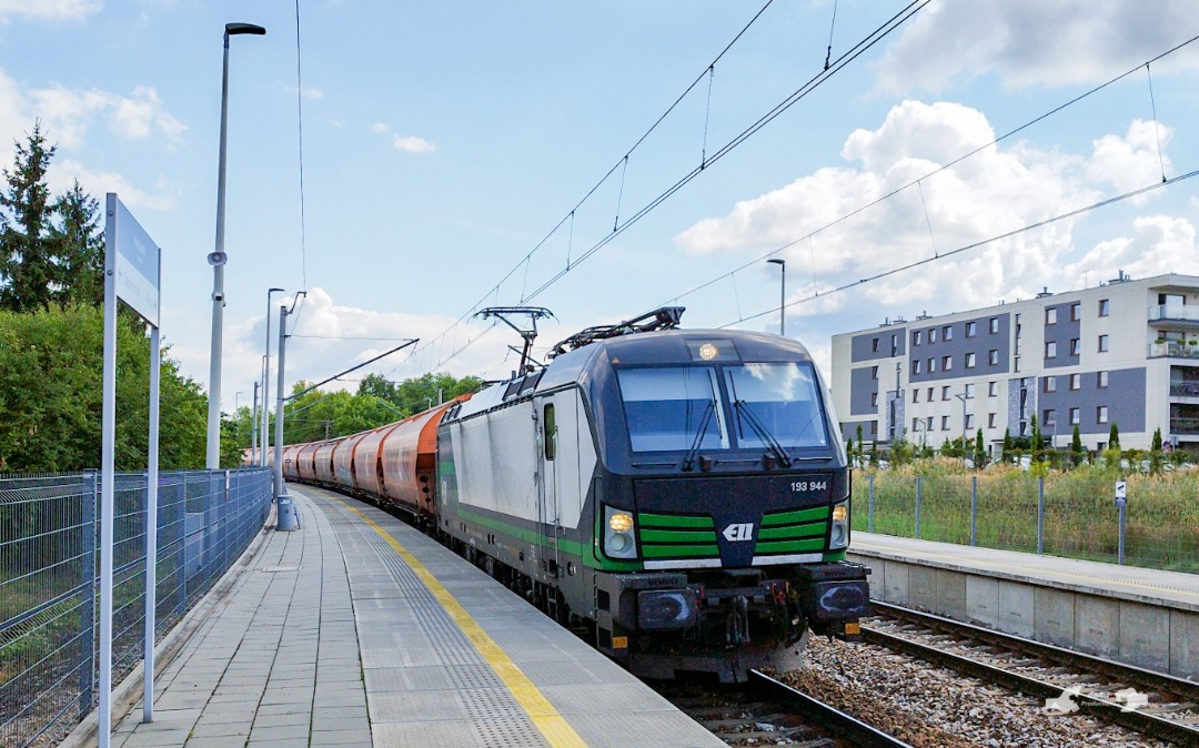 Adam L. 🇺🇦 on Train Siding: An ELL Siemens Vectron Electric, numbered 944 heads west towards Częstochowa 🇵🇱 with an loaded grain train full of
Ukrainian...