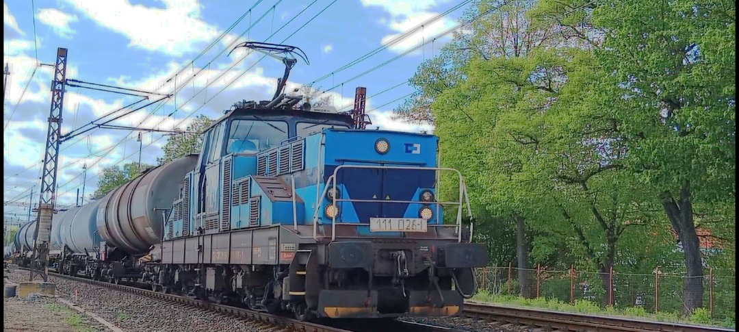 Davca ☑️ on Train Siding: Old Cargo locomotive " žehlička" operated by ČD Cargo from Beroun to Prague in Karlštejn