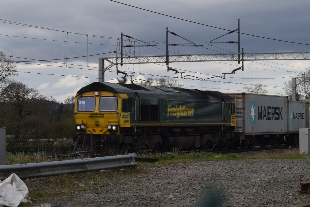 Hardley Distant on Train Siding: CURRENT: 66568 approaches Acton Bridge Station today working the 4L92 13:06 Ditton O'Connor Sidings to Felixstowe North
Freightliner...