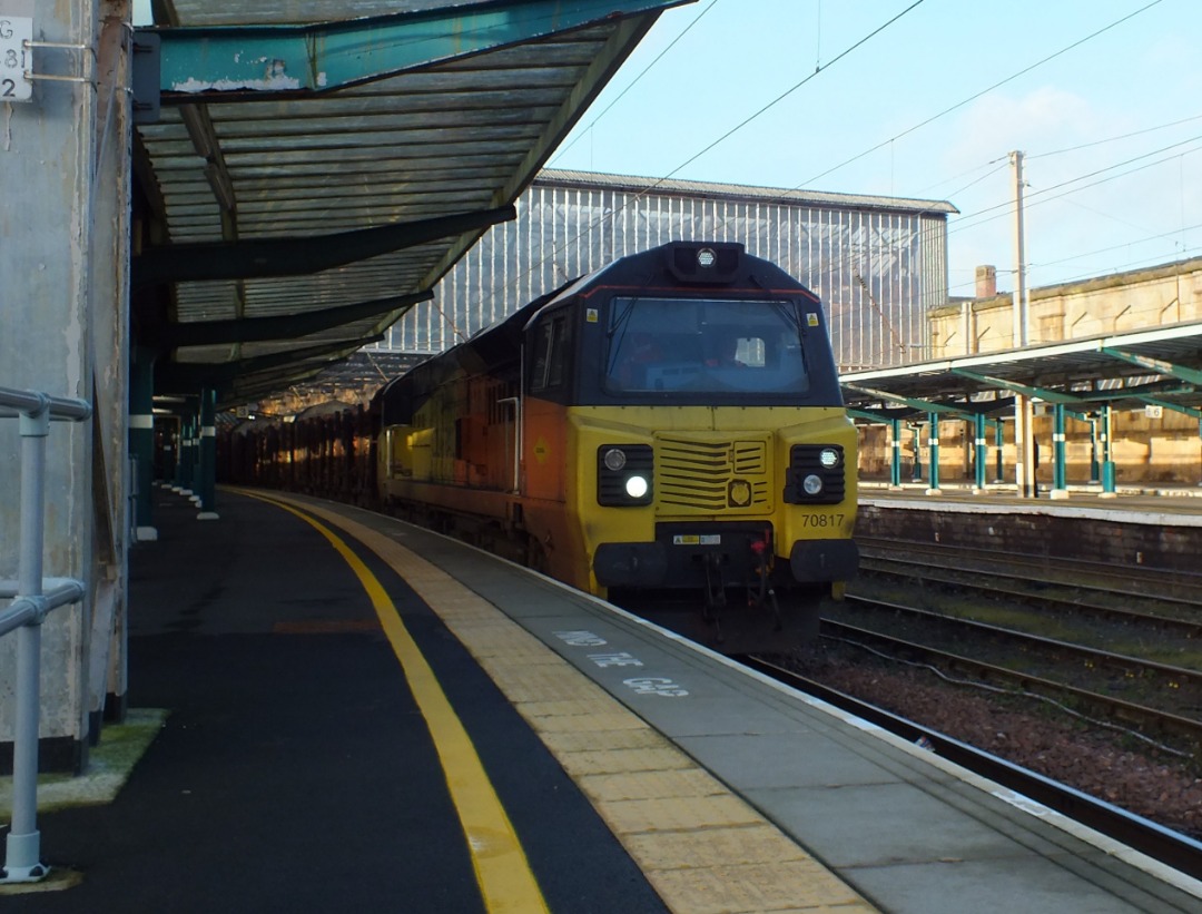 Whistlestopper on Train Siding: Colas Rail class 70/8 No. #70817 passing through Carlisle Station on Thursday 21st December 2023 working the 6J37 1252 Carlisle
Yard to...