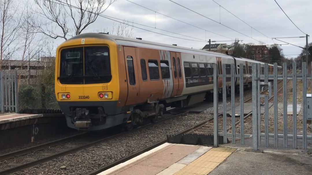 George on Train Siding: A few trains at Sutton Coldfield this afternoon, including 170502 heading to Nottingham Eastcroft transferring to EMR. Also are a few
323's. 👍
