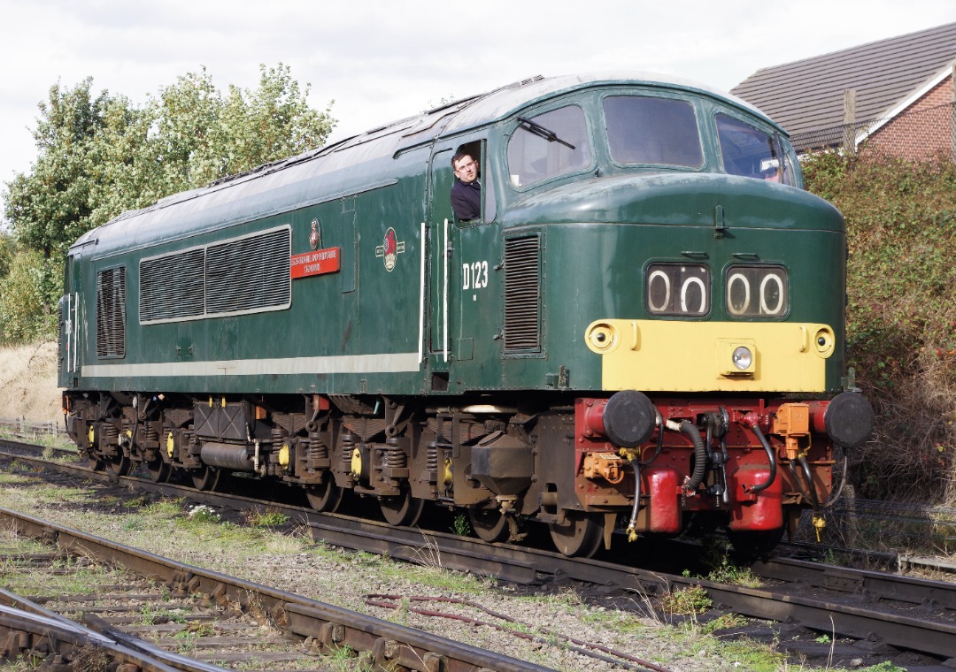 James Wells on Train Siding: Class 45 Peak D123 'Leicestershire and Derbyshire Yeomanry' drops down to be stabled at Loughborough Central on the Great
Central Railway...
