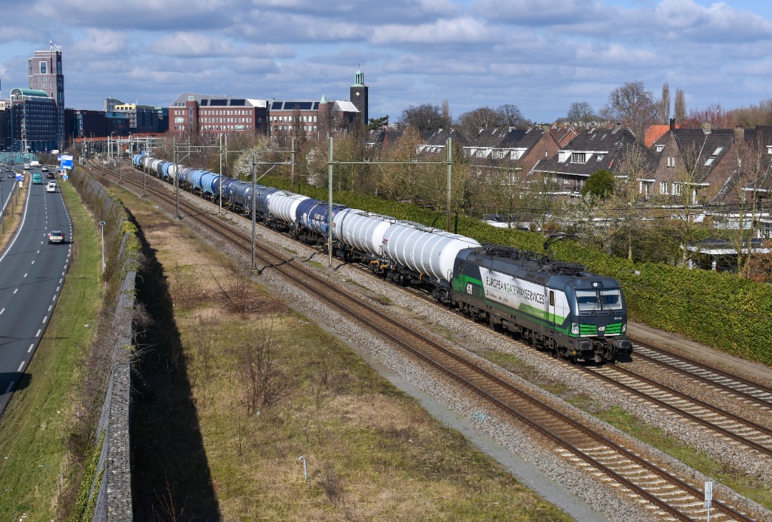 NL Rail on Train Siding: RTB 193 732 komt met een keteltrein langs de Isabellalaan in 's-Hertogenbosch onderweg richting Vught Aansluiting.