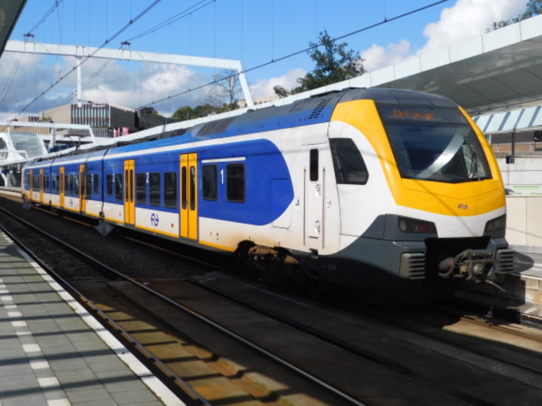 Arn Hagen on Train Siding: NS Flirt treinstel 2209 staat klaar op Arnhem Centraal als Sprinter 7542 naar Ede-Wageningen.