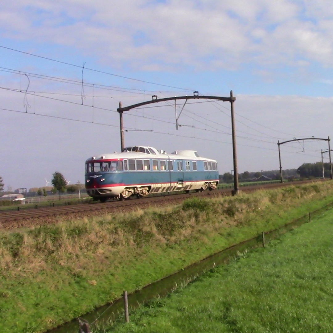 Het Treinenjournaal on Train Siding: Op Zaterdag 23 oktober kwam ik naar Hulten om NSM 20 'Kameel' te zien. Hij reedt voor de Spoorwensdagen. Toen het
VIRMm voorbij...