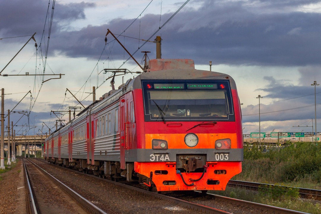 Vladislav on Train Siding: The ET4A-003 electric train follows the route Oranienbaum I - Saint Petersburg on the Ligovo - Bronevaya stage. 2022