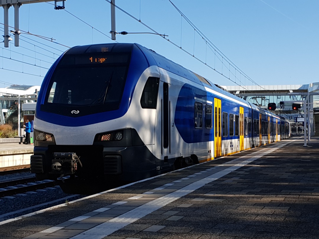 Ricardo Diepgrond on Train Siding: 24 oktober mocht ik eventjes een flirt heen en weer rijden tussen Nijmegen en Arnhem. Hier zie je stel 2525 vertrekgereed om
naar...