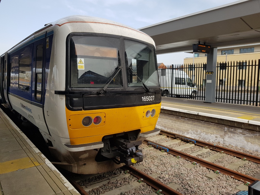 Jack Jack Productions on Train Siding: 165 005 and 165 027 ready to work the 14.08 Oxford to London Marylebone. Calling at Oxford Pkwy, Islip, Bicester
Village,...