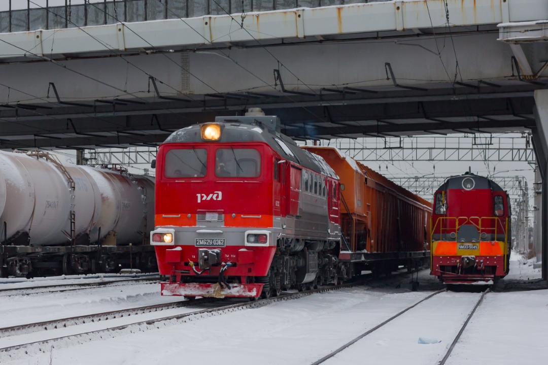 CHS200-011 on Train Siding: Diesel locomotive 2M62U-0362A with snow plow SM7N and diesel locomotive ChME3-5045 at Predportovaya station. Saint-Petersburg