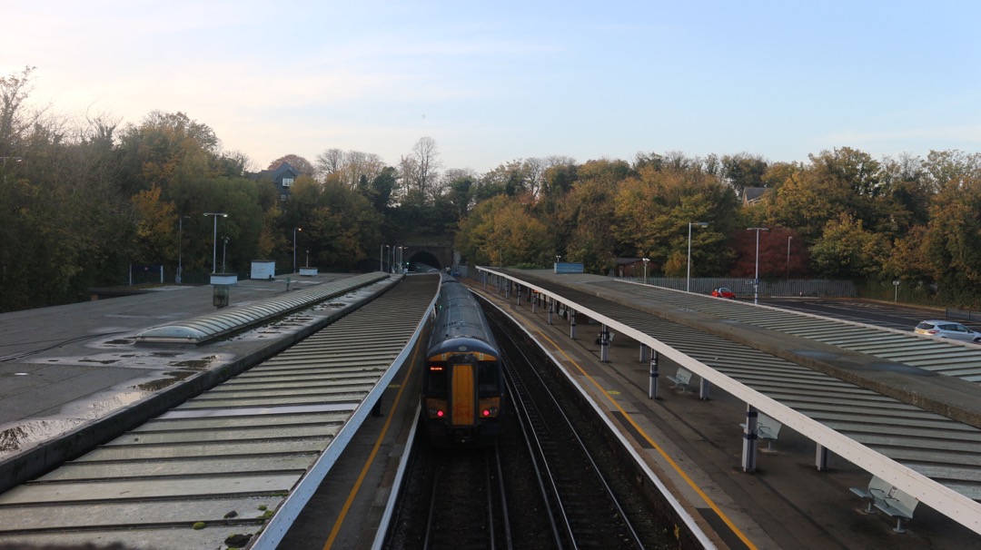 Sam B 🚝🏳️‍🌈 on Train Siding: 375828 running the 15:02 Southeastern service to London Victoria on 7th November