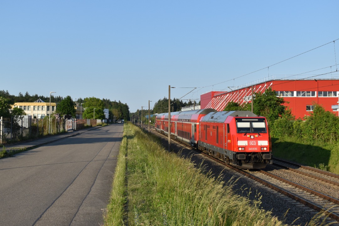 Mattias Zijlstra on Train Siding: DB Regio 245 035 passeert met een sleepje Dosto rijtuigen in Gottmadingen als IRE 3 van Friedrichshafen Stadt naar Basel Bad
Bf.