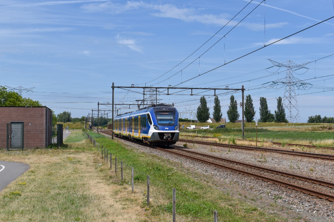 NL Rail on Train Siding: NS SNG 2327 komt aan in Kruiningen-Yerseke en is onderweg als sprinter uit Vlissingen naar Roosendaal.