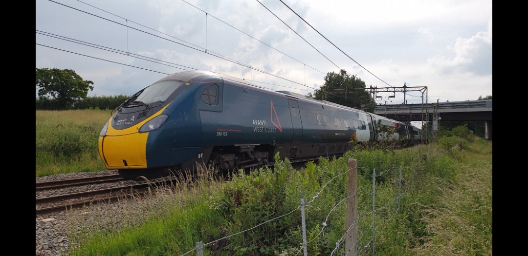 Tom Lonsdale on Train Siding: #AvantiWestCoast 390155 speeding towards Poynton on a service to London Euston. #trainspotting #train #electric #emu #lineside
#photo...
