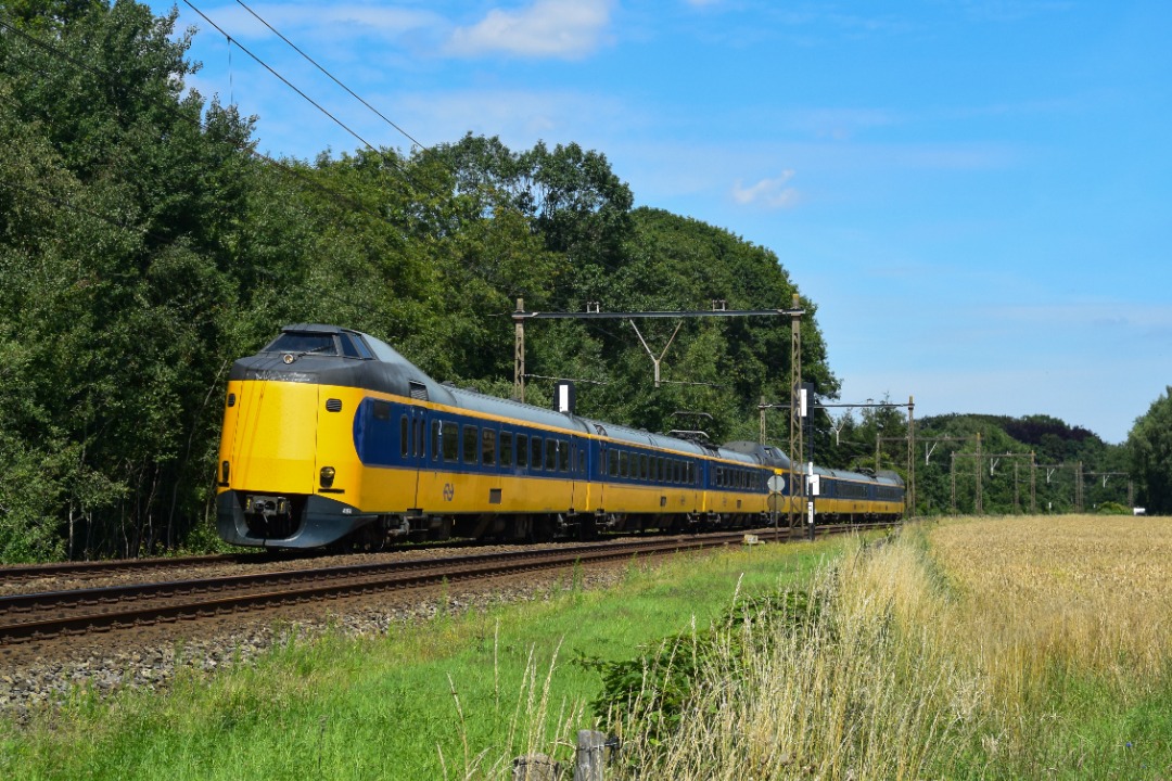 NL Rail on Train Siding: NS ICMm 4054 en 4068 komen langs de Wallersteeg in Nijkerk als Intercity naar Rotterdam Centraal.