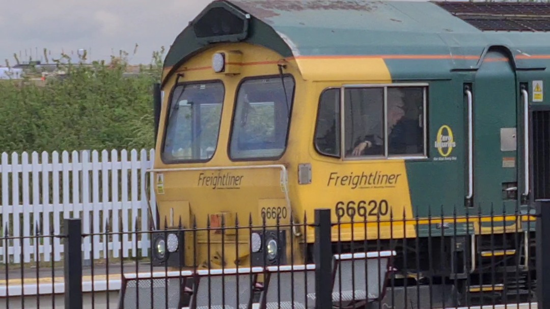 TheTrainSpottingTrucker on Train Siding: 20 Minutes at Wellingborough, including a sorry looking 360108, and my reason for running down there 180110, the last
EMR 180...