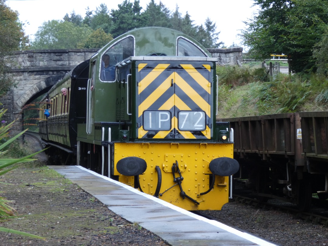 Jacobs Train Videos on Train Siding: #D9551 Class 17 unit is seen hauling a shuttle service between Hampton Loads and Bridgnorth arriving into the newly
reopened...