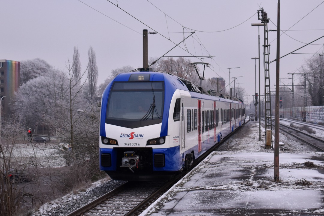 NL Rail on Train Siding: NWB Flirt 3428 009 komt aan op station Delmenhorst als RS 30 naar Oldenburg Hbf en Bad Zwischenahn.