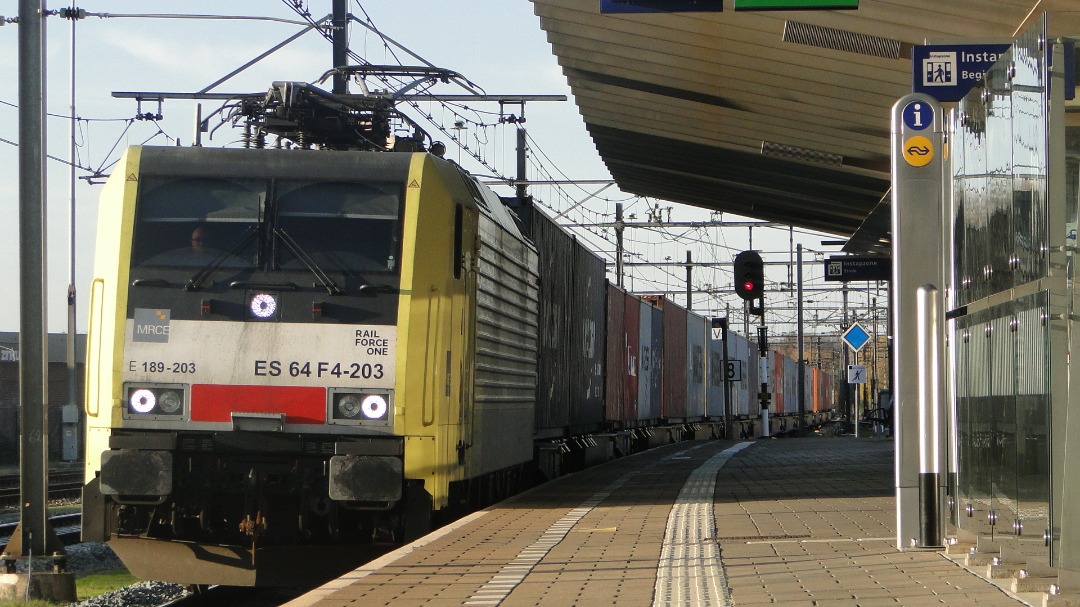 Dylan on Train Siding: (RFO) RailForceOne 189 203 komt met een vol beladen container trein door Boxtel onderweg Richting Venlo #trainspotting