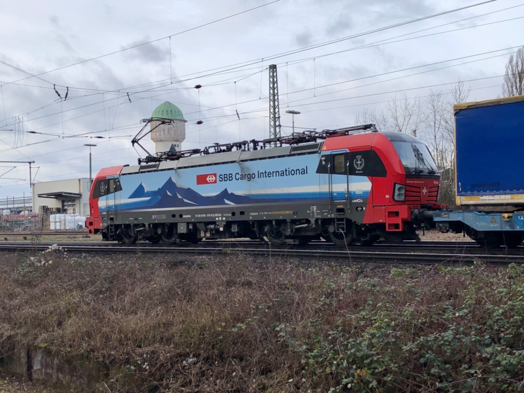 Frank Kleine on Train Siding: A Vectron of SBB Cargo leaving Karlsruhe freight station on its journey towards Switzerland. #trainspotting #freight #vectron
#sbb