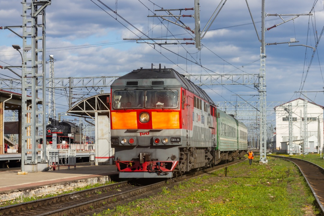 CHS200-011 on Train Siding: Diesel locomotive TEP70-0215 with the train "Retro-Seliger" on the Bologoe - Ostashkov route at the Bologoe-Moskovskoye
station. Tver region