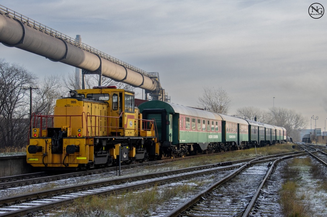 NG Railways on Train Siding: Op 22 december 2021 stond de GE 995 van de Hoogovens Stoom IJmuiden bij de rijtuigenstam van de HSIJ langs station Velserbosch,
gelegen...
