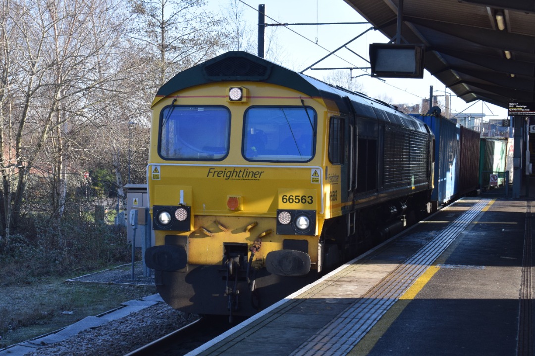 Hardley Distant on Train Siding: CURRENT:66563 passes through Nuneaton Station today with the 4M91 08:01 Felixstowe North Freightliner Terminal to Crewe Basford
Hall...