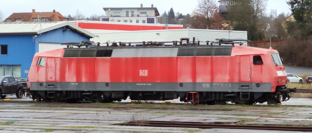 Vadder von Bügelfalten_Fan 110.3 on Train Siding: BR 120 155 nicht betriebsfähig - abgestellt im AW Fulda. Anscheinend auch Übungslok zum
Aufgleisen für Kranzug....