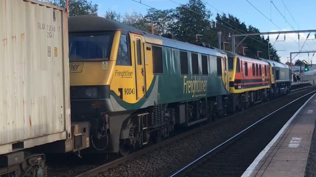 George on Train Siding: Here are some pictures from Aston this afternoon! The Trent Valley is shut currently so all WCML traffic is diverting via Aston and
Stechford.