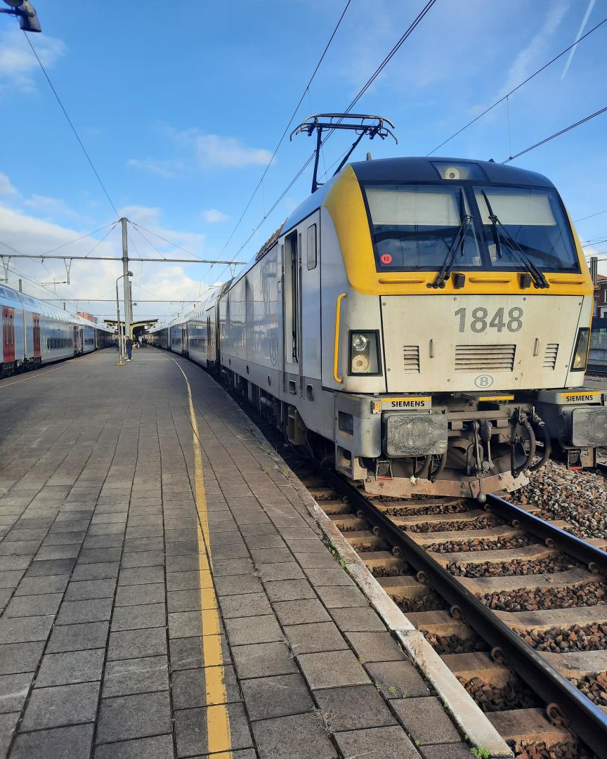 Driver Kortrijk on Train Siding: Train 438 ending service. I'll bring it to the car wash and resting place for the evening. With 2x HLE18 and 6x M6
coaches.