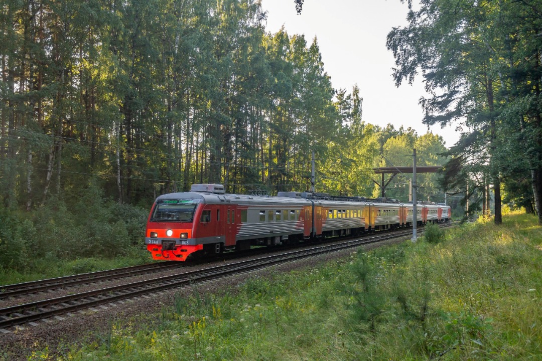 Vladislav on Train Siding: The ET4A-003 electric train follows the Oranienbaum - Saint Petersburg section. The letter A in the name of the electric train speaks
about...