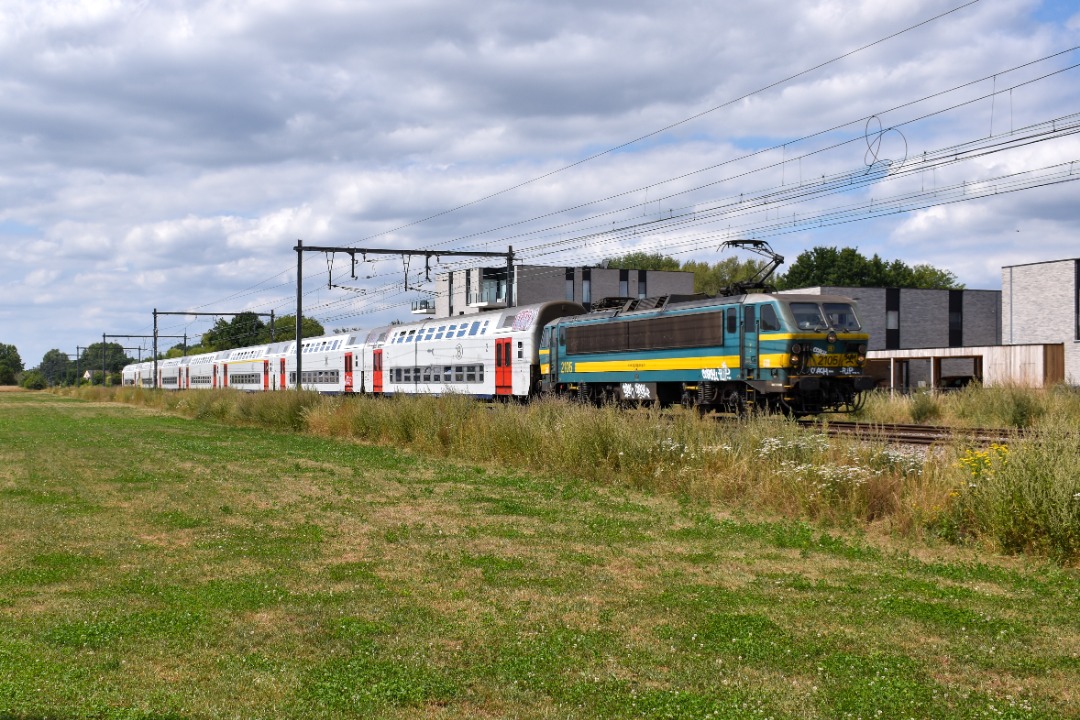NL Rail on Train Siding: NMBS HLE 2105 komt met een stam M5 rijtuigen langs Hellevoortstraat in Nijlen als IC trein naar Herentals, Mol en Hamont.