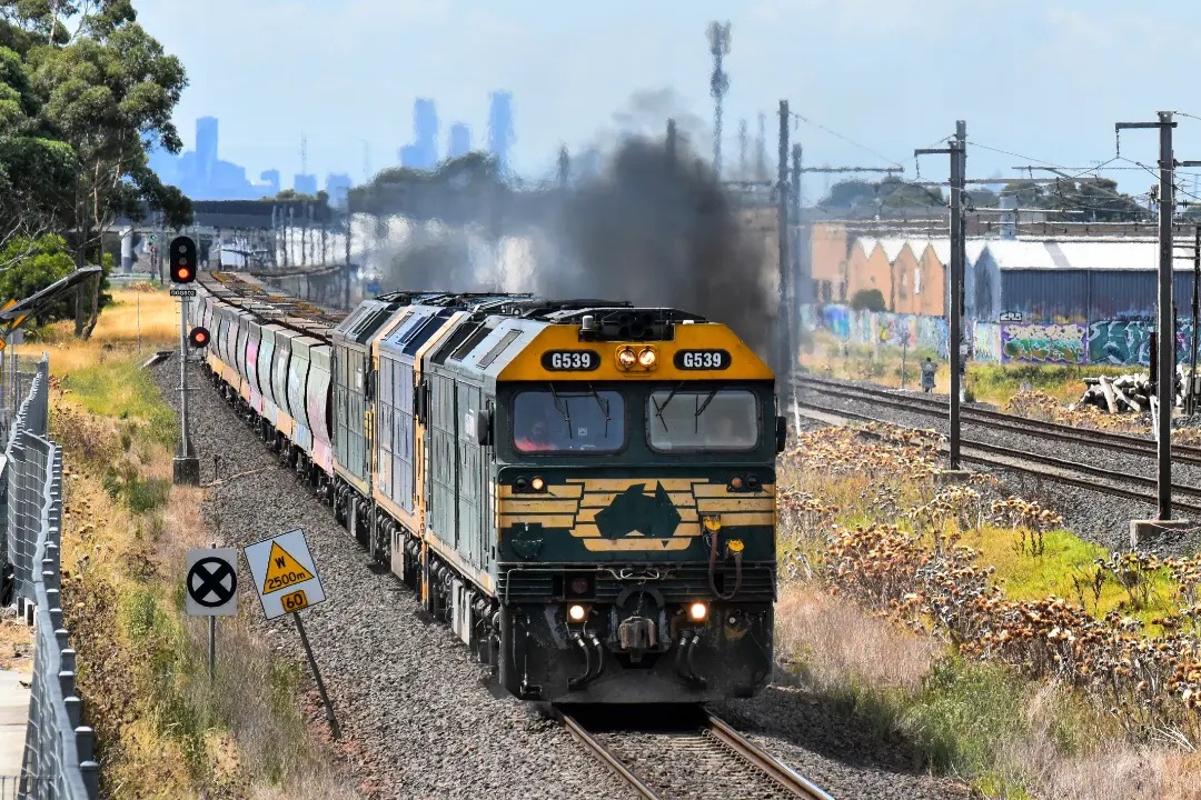 Shawn Stutsel on Train Siding: Pacific National's G539, G525 and G520 thunders through Williams Landing, Melbourne with 4CM5, Loaded Grain Service heading
for Geelong...