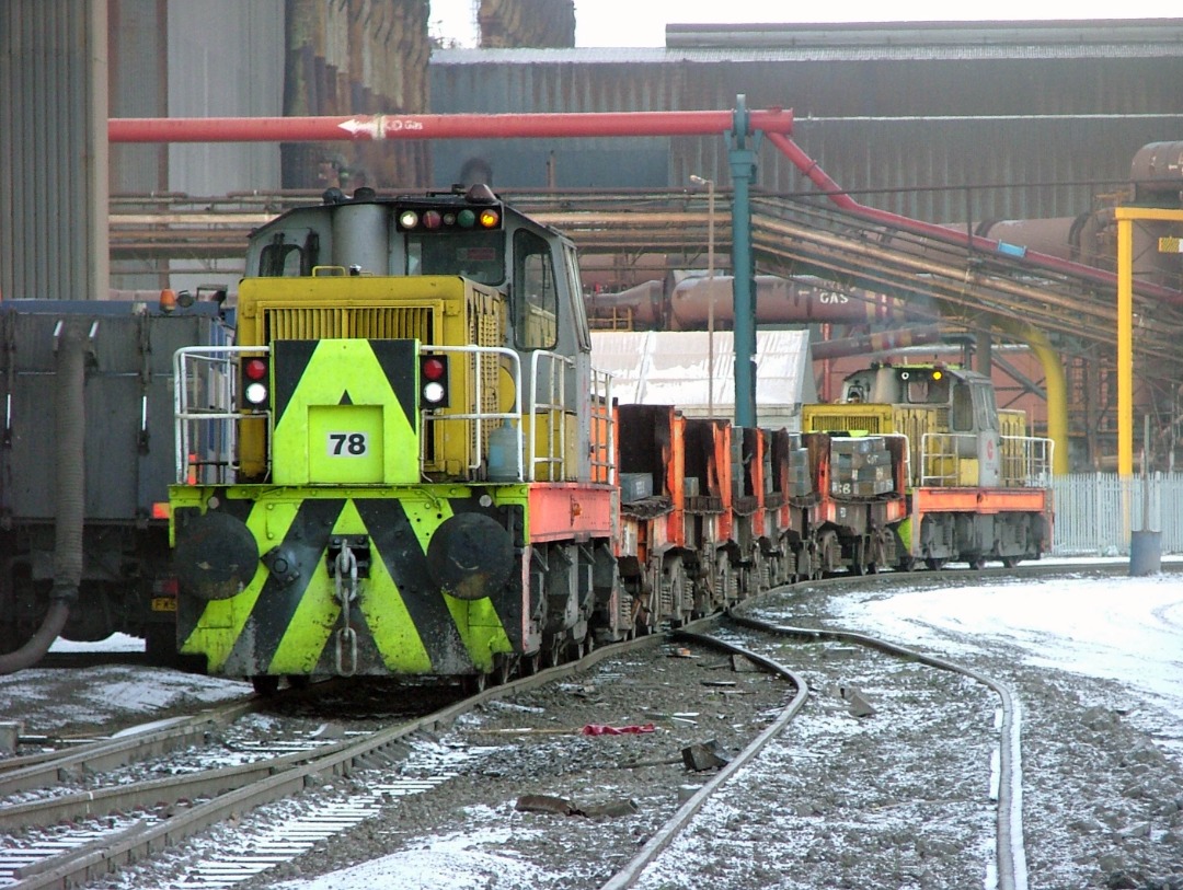 James Wells on Train Siding: Scunthorpe Steelworks in 2009 - a train top and tailed by a pair of Hunsket Bo-Bo shunters.