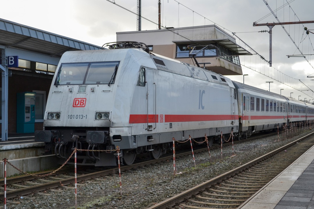 Treinen in Twente & Omgeving on Train Siding: DB 101 013 met IC Berlijn IC147 in Bad Bentheim zonder lichten. #db #deutschebahn #deutschebahnfernverkehr
#trainspotting...