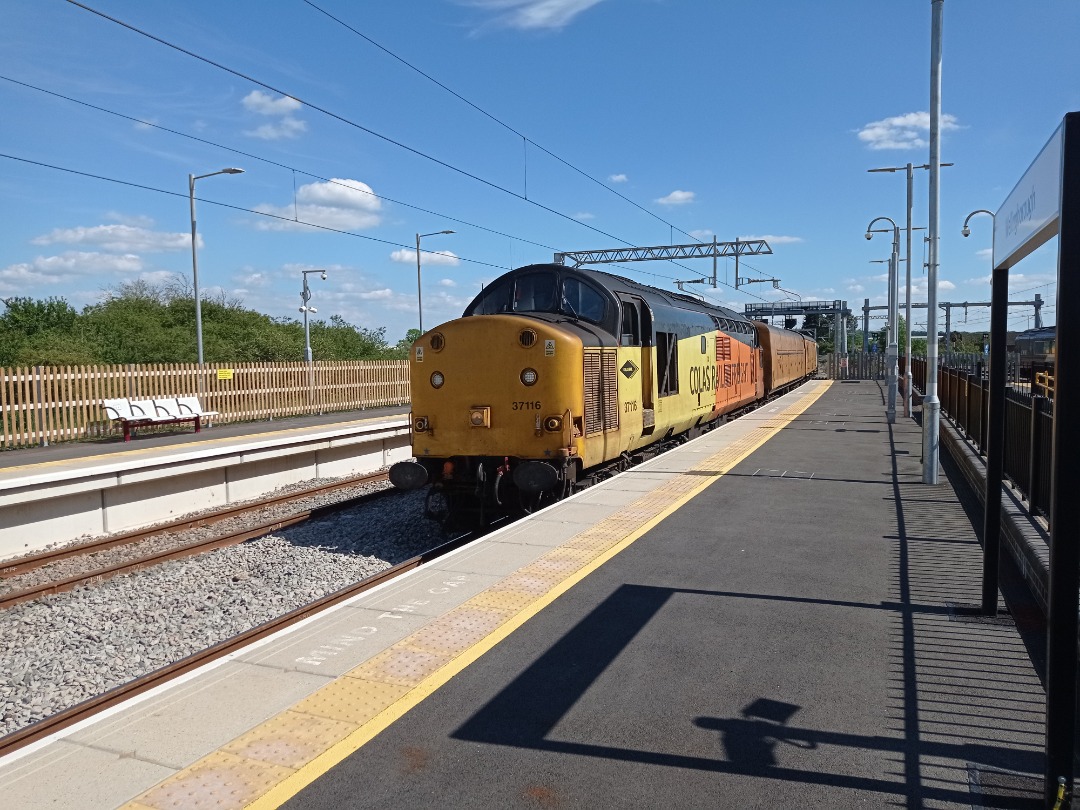 Daniel on Train Siding: Colas Rail 37116 arrives into Wellingborough Station with a Network Rail test train, scheduled for a crew change that does not take
place.