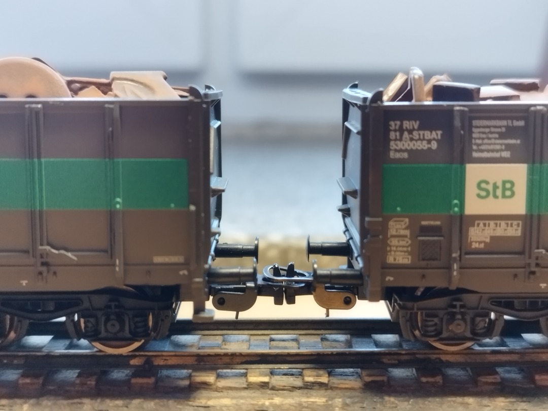 Adam L. 🇺🇦 on Train Siding: Haven't posted anything from the workbench in a hot minute so here's two scrap loads I finished recently for my
Austrian Gondola's 😄