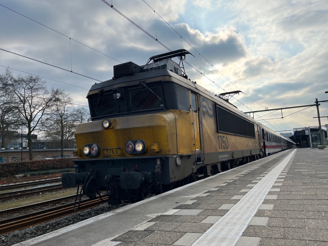 014 lp on Train Siding: Bald sind sie leider weg die Class 1700 von Berlin bis Amsterdam.Ab December ist Schluss dann sie NS BR193 drauf.Deshalb habe ich sie
mir am...