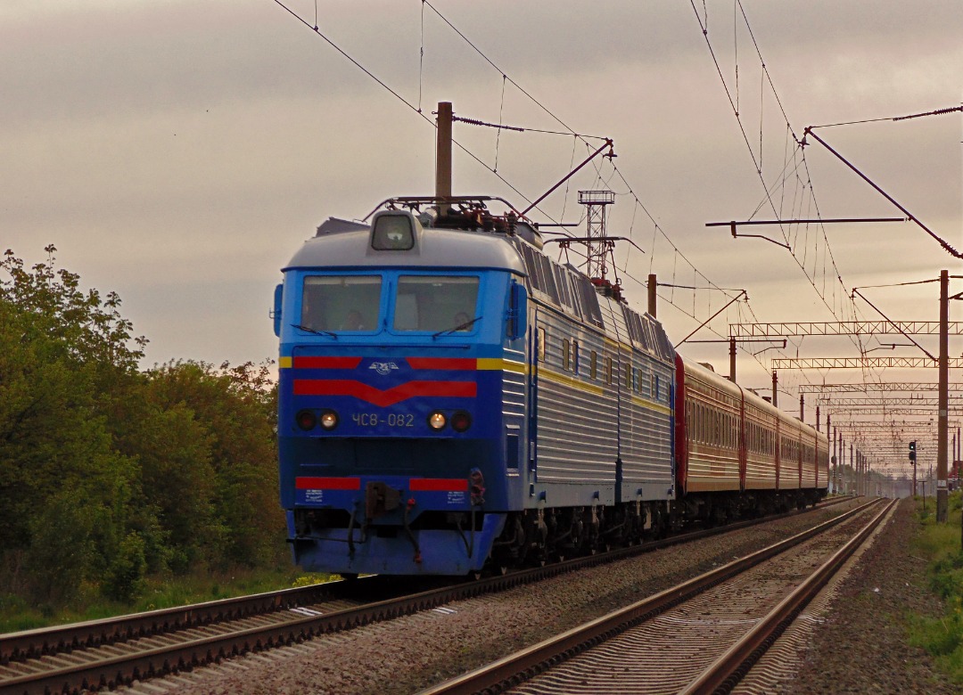 Yurko Slyusar on Train Siding: Electric locomotive ChS8-082 with passenger train "Donbas" Kyiv - Donetsk at the Boryspil - Baryshivka, Kyiv region,
Ukraine. 9.05.2014