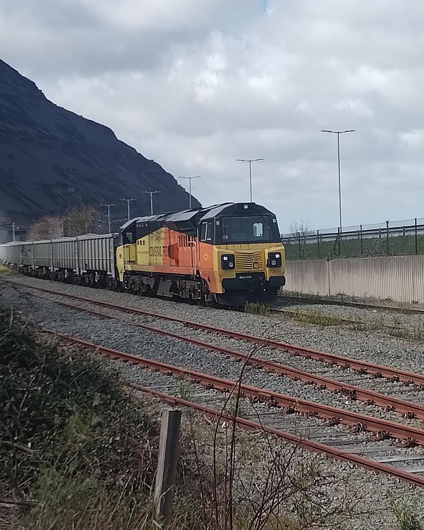TrainGuy2008 🏴󠁧󠁢󠁷󠁬󠁳󠁿 on Train Siding: Just saw 70810 parked up in Penmaenmawr Quarry loading up, unfortunately I can't see it in
action today as...