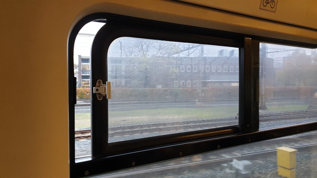 Ariën Claij on Train Siding: Een paar weken geleden heb ik een leuk afscheidstochtje gemaakt met de oude trouwe SGMm, vanaf Dordrecht in de 5100-serie naar
Rotterdam...