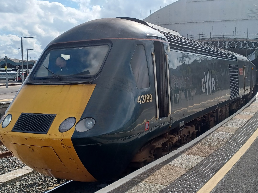 Trainnut on Train Siding: #photo #train #diesel #electric GWR Hitachi 800 and Castle class HST power cars all seen at Paddington, Reading and Bristol Temple
Meads