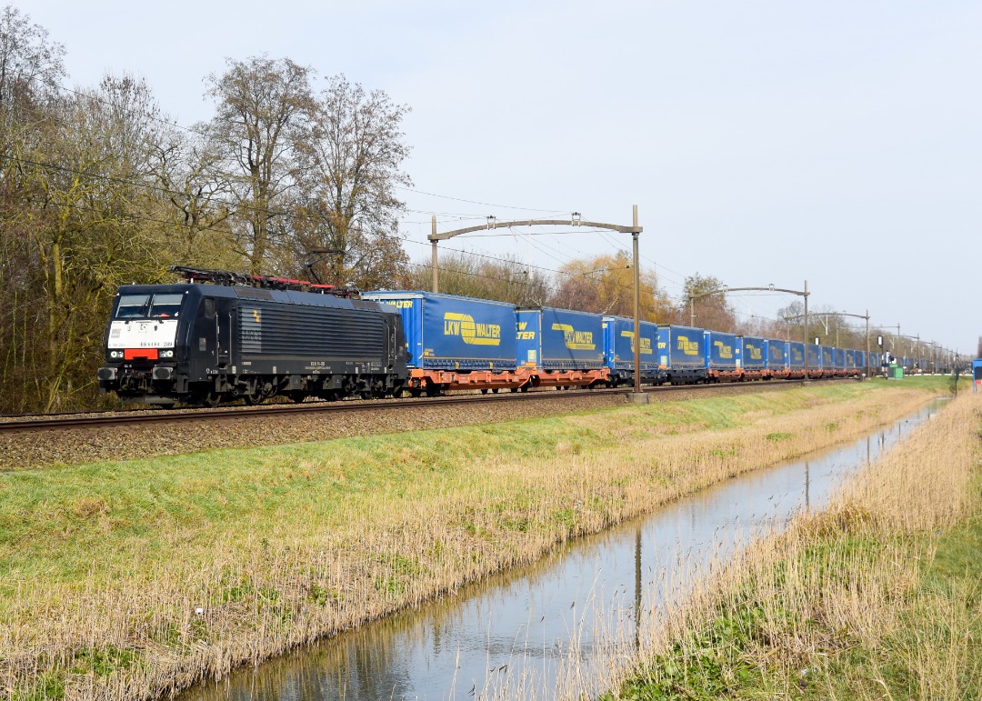 NL Rail on Train Siding: Ecco Rail 189 289 komt met LKW Walter trailers (Wenen shuttle) langs de Zuidendijk in Dordrecht onderweg richting Oostenrijk.