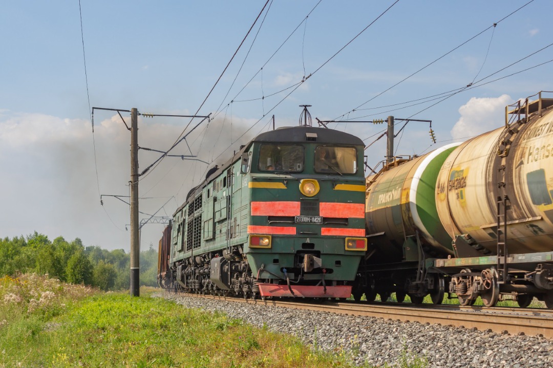 CHS200-011 on Train Siding: 2TE10M-0426 in green, one of the few diesel locomotives of this series in green color on the Gorky railway. Transsib.
