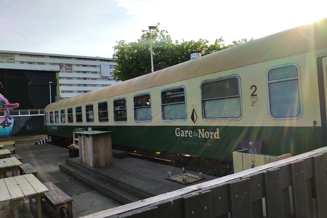 Niels on Train Siding: Somehow this buffet car got a bit derailed. It's neither near the actual Gare du Nord nor near actual rail tracks. In fact, it is a
restaurant...