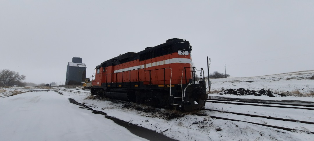 Jacob Maurin on Train Siding: Here's some photos of a EMD GP30M on highway 27 in Belmont Washington. The locomotive belongs to the Palouse River Railroad.
#EMD #trains...