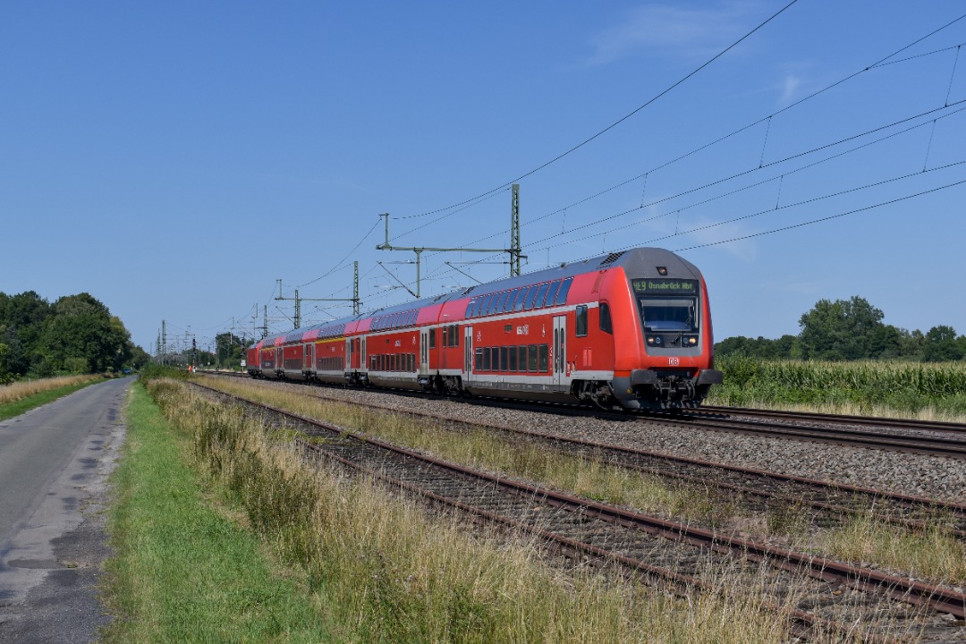 NL Rail on Train Siding: Een stam Dosto rijtuigen van DB Regio met loc 146 227 achterop komen langs Diepholz als RE 9 naar Osnabrück Hbf.