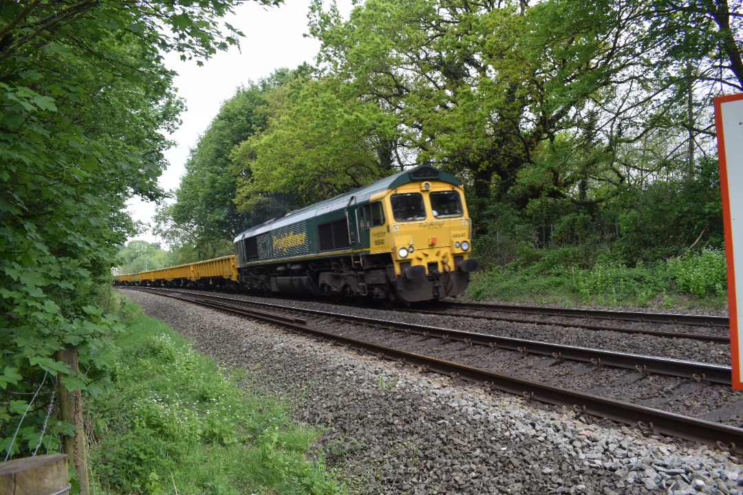 Hardley Distant on Train Siding: CURRENT: 666540 passes Weston Rhyn Foot Crossing today with the 6Y52 Liverpool South Parkway High Level to Bescot Up Engineers
Sidings...